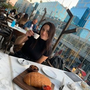 Meet your Posher, Dina